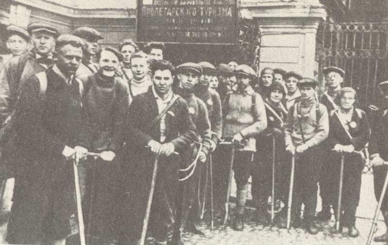Ленинградские альпинисты выходят на первомайскую демонстрацию. 1933 г. 