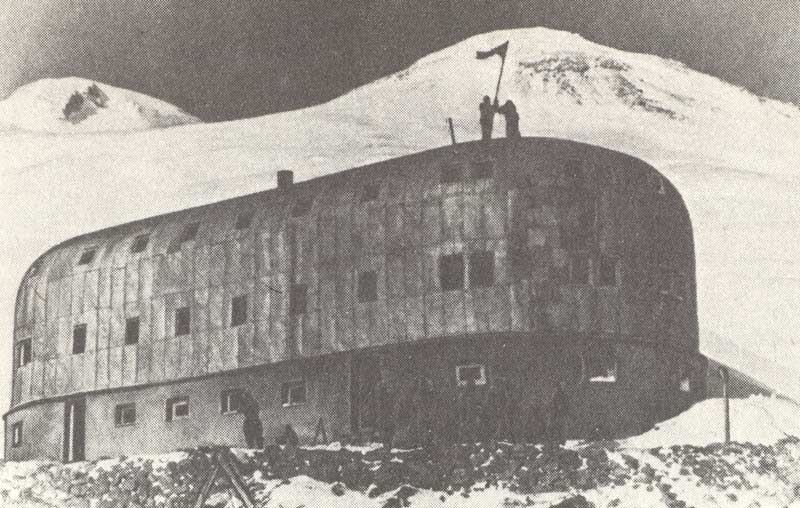 Воины-альпинисты водружают советский флаг над «Приютом одиннадцати». Эльбрус, 1943 г