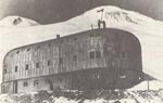 Воины-альпинисты водружают советский флаг над «Приютом одиннадцати»