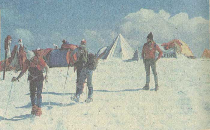 Пик Ленина. Проме-жуточный лагерь на высоте 5300 метров Фото В. Неворотина